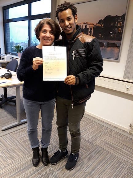 Carla Detti en Tesfalem inburgeringsdiploma